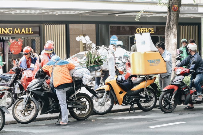 Ảnh: Shipper Sài Gòn làm việc hết công suất, nhận hàng trăm đơn hàng trong ngày Black Friday - Ảnh 7. Ảnh: Shipper Sài Gòn làm việc hết công suất, nhận hàng trăm đơn hàng trong ngày Black Friday - Ảnh 7.