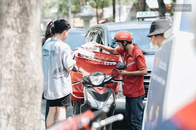 Ảnh: Shipper Sài Gòn làm việc hết công suất, nhận hàng trăm đơn hàng trong ngày Black Friday - Ảnh 4. Ảnh: Shipper Sài Gòn làm việc hết công suất, nhận hàng trăm đơn hàng trong ngày Black Friday - Ảnh 4.
