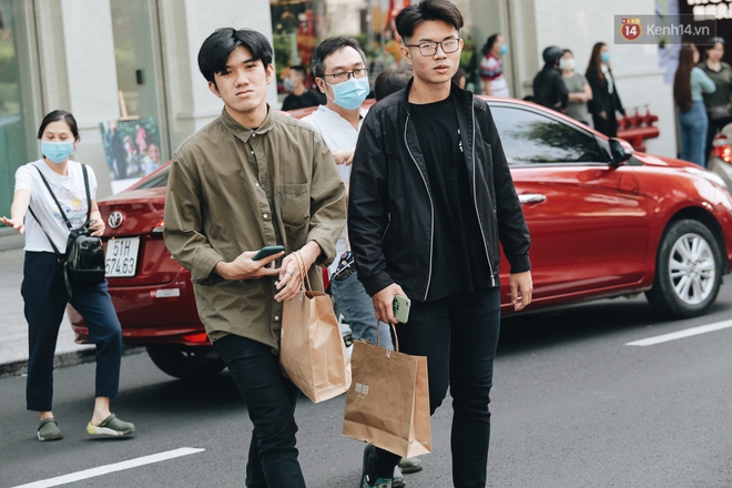 Ảnh: Shipper Sài Gòn làm việc hết công suất, nhận hàng trăm đơn hàng trong ngày Black Friday - Ảnh 13. Ảnh: Shipper Sài Gòn làm việc hết công suất, nhận hàng trăm đơn hàng trong ngày Black Friday - Ảnh 13.
