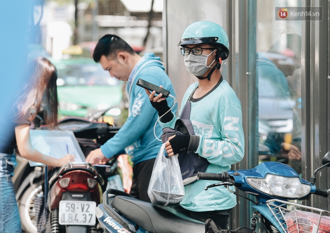 Ảnh: Shipper Sài Gòn làm việc hết công suất, nhận hàng trăm đơn hàng trong ngày Black Friday - Ảnh 12. Ảnh: Shipper Sài Gòn làm việc hết công suất, nhận hàng trăm đơn hàng trong ngày Black Friday - Ảnh 12.