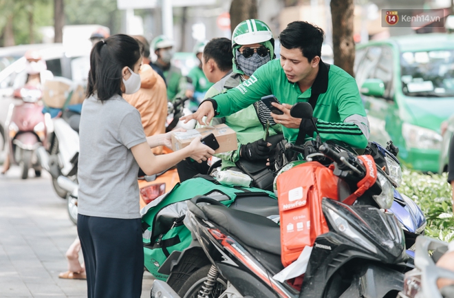 Ảnh: Shipper Sài Gòn làm việc hết công suất, nhận hàng trăm đơn hàng trong ngày Black Friday - Ảnh 9. Ảnh: Shipper Sài Gòn làm việc hết công suất, nhận hàng trăm đơn hàng trong ngày Black Friday - Ảnh 9.