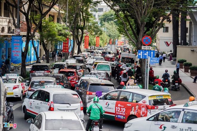 Black Friday tại Hà Nội và Sài Gòn: Càng trưa càng đông, ngoài quần áo giày dép thì nồi chiên không dầu cũng được săn tới tấp - Ảnh 3.