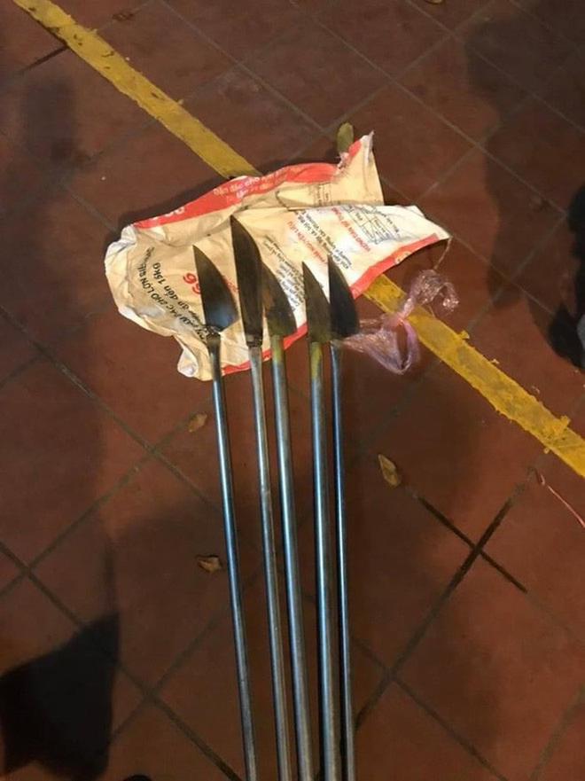 Vụ h&agrave;ng chục thanh, thiếu ni&ecirc;n truy s&aacute;t nhau: Rợn người với những hung kh&iacute; được sử dụng - Ảnh 4.