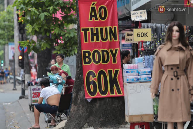 Black Friday: Đường phố trung tâm Sài Gòn ùn tắc vì khách đổ về các TTTM; phố thời trang Hà Nội vẫn đìu hiu - Ảnh 4.
