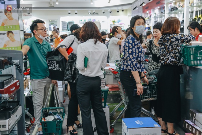 Chùm ảnh: Chị em nội trợ hốt cả mớ đồ giảm giá đến đau chân xách không nổi, ngồi bệt giữa TTTM nghỉ lấy sức - Ảnh 5.