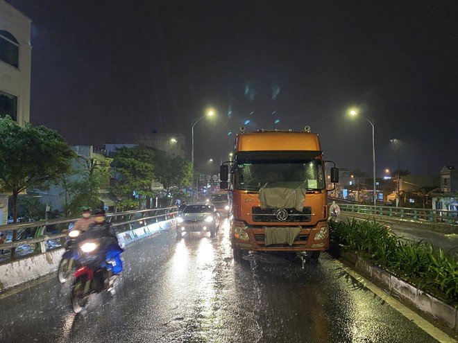 Tai nạn liên hoàn tại cầu vượt Ngã Ba Huế, người phụ nữ bị dập nát xương đùi 2 chân, giao thông ách tắc - Ảnh 1. Tai nạn liên hoàn tại cầu vượt Ngã Ba Huế, người phụ nữ bị dập nát xương đùi 2 chân, giao thông ách tắc - Ảnh 1.