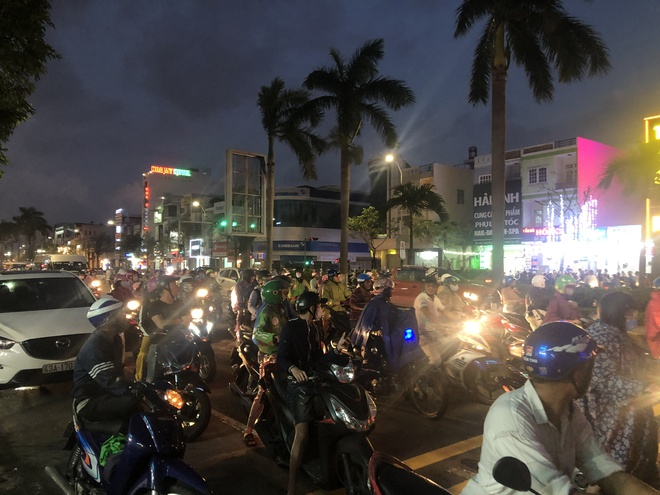 Tai nạn liên hoàn tại cầu vượt Ngã Ba Huế, người phụ nữ bị dập nát xương đùi 2 chân, giao thông ách tắc - Ảnh 2. Tai nạn liên hoàn tại cầu vượt Ngã Ba Huế, người phụ nữ bị dập nát xương đùi 2 chân, giao thông ách tắc - Ảnh 2.