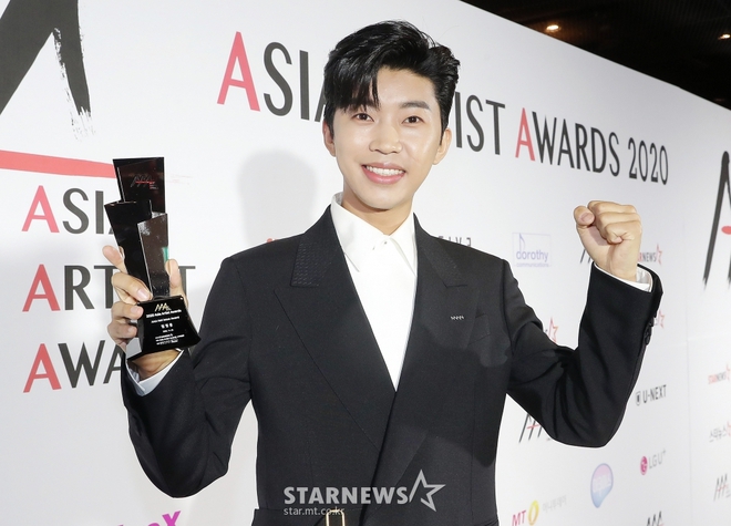 Siêu thảm đỏ AAA 2020: Seo Ye Ji - Kim Soo Hyun visual cực phẩm, tiểu tam Han So Hee xinh như công chúa, dàn idol bùng nổ nhan sắc - Ảnh 21. Siêu thảm đỏ AAA 2020: Seo Ye Ji - Kim Soo Hyun visual cực phẩm, tiểu tam Han So Hee xinh như công chúa, dàn idol bùng nổ nhan sắc - Ảnh 21.