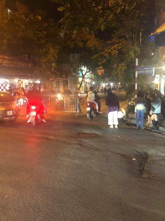 Hà Nội: Thi công móng phát hiện quả bom chưa nổ, lực lượng chức năng phong toả khu phố - Ảnh 2. Hà Nội: Thi công móng phát hiện quả bom chưa nổ, lực lượng chức năng phong toả khu phố - Ảnh 2.