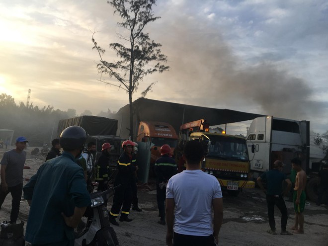 TP.HCM: Gara và bãi xe bốc cháy khủng khiếp, nhiều ô tô bị thiêu rụi - Ảnh 3. TP.HCM: Gara và bãi xe bốc cháy khủng khiếp, nhiều ô tô bị thiêu rụi - Ảnh 3.
