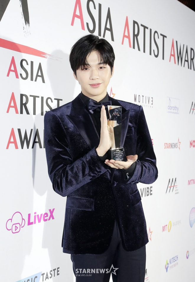 Siêu thảm đỏ AAA 2020: Seo Ye Ji - Kim Soo Hyun visual cực phẩm, tiểu tam Han So Hee xinh như công chúa, dàn idol bùng nổ nhan sắc - Ảnh 11. Siêu thảm đỏ AAA 2020: Seo Ye Ji - Kim Soo Hyun visual cực phẩm, tiểu tam Han So Hee xinh như công chúa, dàn idol bùng nổ nhan sắc - Ảnh 11.