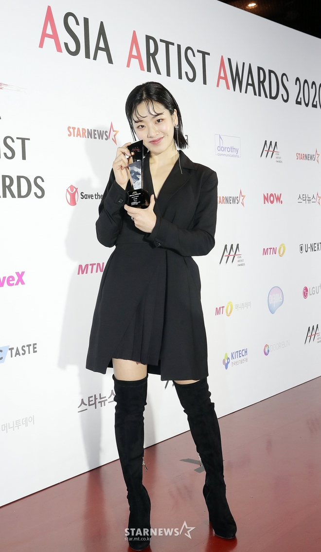 Siêu thảm đỏ AAA 2020: Seo Ye Ji - Kim Soo Hyun visual cực phẩm, tiểu tam Han So Hee xinh như công chúa, dàn idol bùng nổ nhan sắc - Ảnh 16. Siêu thảm đỏ AAA 2020: Seo Ye Ji - Kim Soo Hyun visual cực phẩm, tiểu tam Han So Hee xinh như công chúa, dàn idol bùng nổ nhan sắc - Ảnh 16.