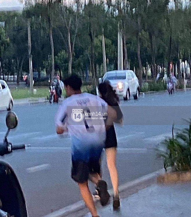 HOT: Xôn xao hình ảnh con trai út tỷ phú Johnathan Hạnh Nguyễn cùng bạn gái chạy bộ cuối tuần - Ảnh 1. HOT: Xôn xao hình ảnh con trai út tỷ phú Johnathan Hạnh Nguyễn cùng bạn gái chạy bộ cuối tuần - Ảnh 1.