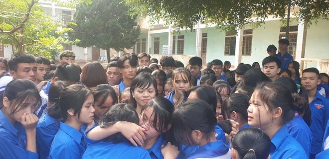 Cả ngàn thầy cô và học sinh ở Nghệ An ôm nhau bật khóc ngay giữa sân trường - Ảnh 1. Cả ngàn thầy cô và học sinh ở Nghệ An ôm nhau bật khóc ngay giữa sân trường - Ảnh 1.