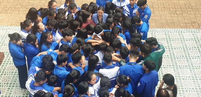 Cả ngàn thầy cô và học sinh ở Nghệ An ôm nhau bật khóc ngay giữa sân trường - Ảnh 2. Cả ngàn thầy cô và học sinh ở Nghệ An ôm nhau bật khóc ngay giữa sân trường - Ảnh 2.