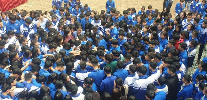 Cả ngàn thầy cô và học sinh ở Nghệ An ôm nhau bật khóc ngay giữa sân trường - Ảnh 4. Cả ngàn thầy cô và học sinh ở Nghệ An ôm nhau bật khóc ngay giữa sân trường - Ảnh 4.