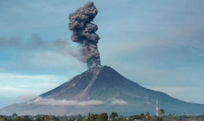 Hàng nghìn người ở Indonesia phải sơ tán do núi lửa hoạt động mạnh - Ảnh 1.