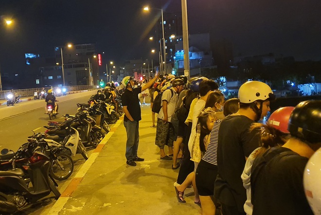 2 vợ chồng nhảy sông Sài Gòn tự tử, người dân chen nhau đứng trên thành cầu để theo dõi, quay phim - Ảnh 3.