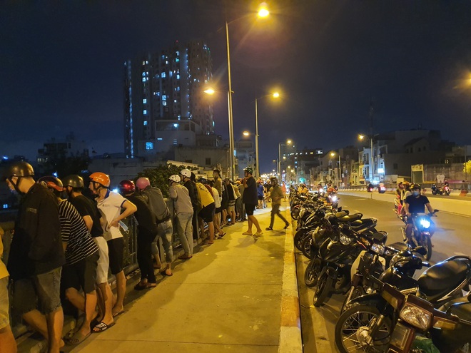 2 vợ chồng nhảy sông Sài Gòn tự tử, người dân chen nhau đứng trên thành cầu để theo dõi, quay phim - Ảnh 3.