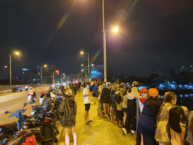 2 vợ chồng nhảy sông Sài Gòn tự tử, người dân chen nhau đứng trên thành cầu để theo dõi, quay phim - Ảnh 3.