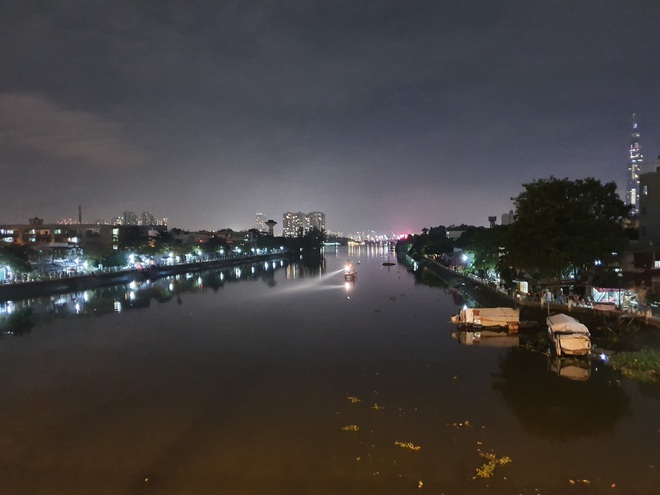 2 vợ chồng nhảy sông Sài Gòn tự tử, người dân chen nhau đứng trên thành cầu để theo dõi, quay phim - Ảnh 2.