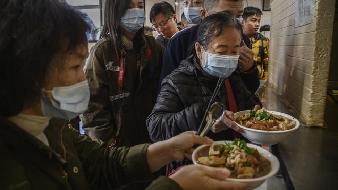 Một nhà hàng ở Trung Quốc bỗng nổi như cồn, khách ùn ùn kéo đến nhờ ông Joe Biden ghé thăm vào 9 năm trước - Ảnh 3.