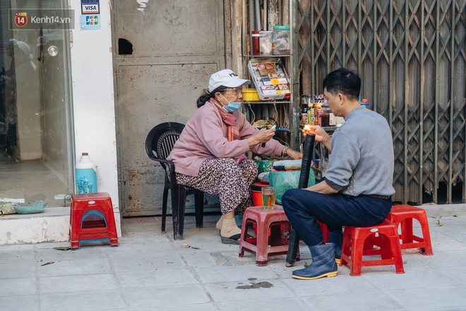 Ảnh: Hà Nội sáng đầu tuần rét lạnh dù có nắng, người dân trang bị áo ấm ra đường - Ảnh 5. Ảnh: Hà Nội sáng đầu tuần rét lạnh dù có nắng, người dân trang bị áo ấm ra đường - Ảnh 5.