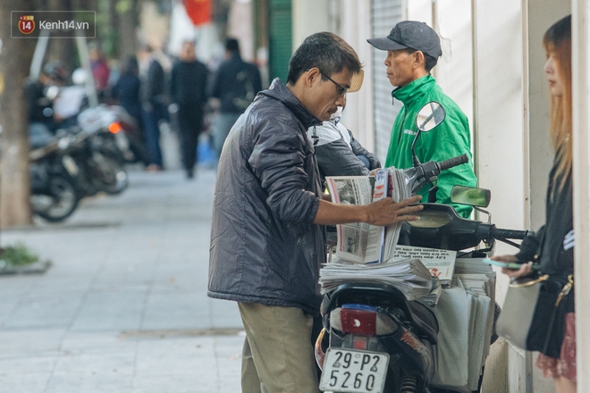 Ảnh: Hà Nội sáng đầu tuần rét lạnh dù có nắng, người dân trang bị áo ấm ra đường - Ảnh 14. Ảnh: Hà Nội sáng đầu tuần rét lạnh dù có nắng, người dân trang bị áo ấm ra đường - Ảnh 14.