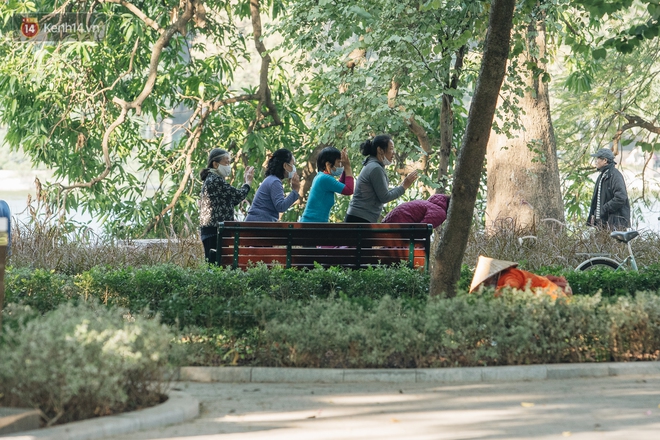 Ảnh: Hà Nội sáng đầu tuần rét lạnh dù có nắng, người dân trang bị áo ấm ra đường - Ảnh 11. Ảnh: Hà Nội sáng đầu tuần rét lạnh dù có nắng, người dân trang bị áo ấm ra đường - Ảnh 11.