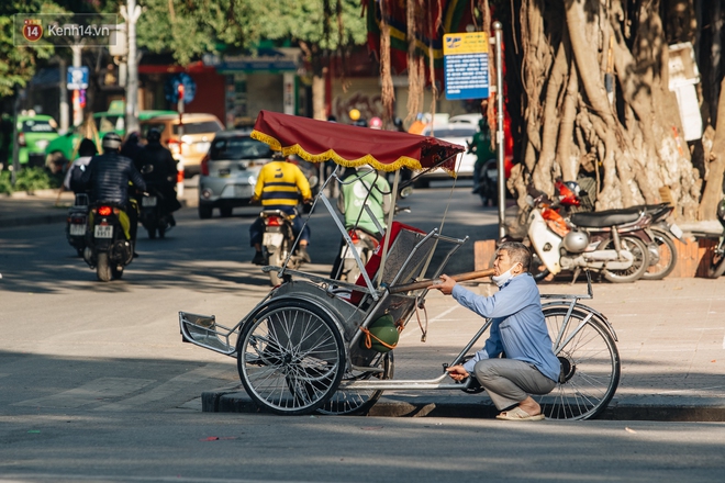 Ảnh: Hà Nội sáng đầu tuần rét lạnh dù có nắng, người dân trang bị áo ấm ra đường - Ảnh 9. Ảnh: Hà Nội sáng đầu tuần rét lạnh dù có nắng, người dân trang bị áo ấm ra đường - Ảnh 9.