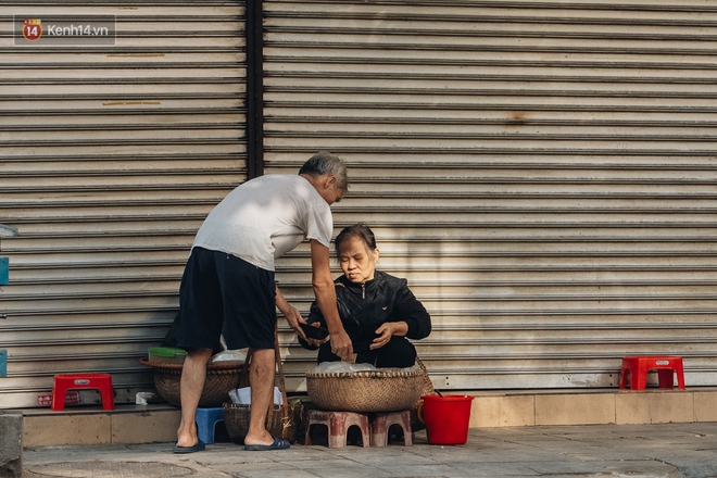 Ảnh: Hà Nội sáng đầu tuần rét lạnh dù có nắng, người dân trang bị áo ấm ra đường - Ảnh 10. Ảnh: Hà Nội sáng đầu tuần rét lạnh dù có nắng, người dân trang bị áo ấm ra đường - Ảnh 10.