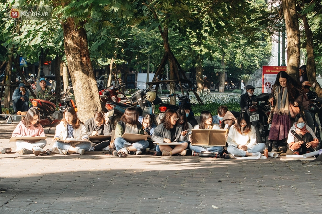 Ảnh: Hà Nội sáng đầu tuần rét lạnh dù có nắng, người dân trang bị áo ấm ra đường - Ảnh 15. Ảnh: Hà Nội sáng đầu tuần rét lạnh dù có nắng, người dân trang bị áo ấm ra đường - Ảnh 15.