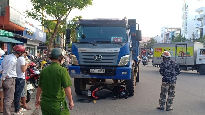 Bắt giam tài xế xe tải chạy ẩu, tông chết cô gái đang dừng chờ đèn đỏ ở Đà Nẵng - Ảnh 2.