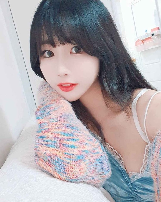 Tung tuyệt chiêu nhảy sexy trên sóng, nữ streamer nóng bỏng kiếm bộn tiền chỉ sau vài phút - Ảnh 1.