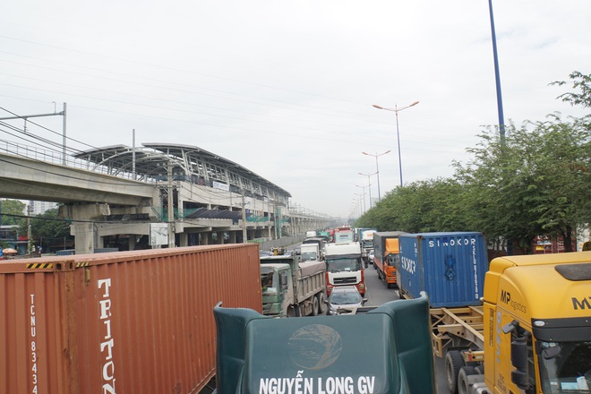 Ảnh: Kẹt xe từ sáng đến trưa ở phía Đông Sài Gòn, tài xế mở cửa xuống ngắm cảnh - Ảnh 9. Ảnh: Kẹt xe từ sáng đến trưa ở phía Đông Sài Gòn, tài xế mở cửa xuống ngắm cảnh - Ảnh 9.