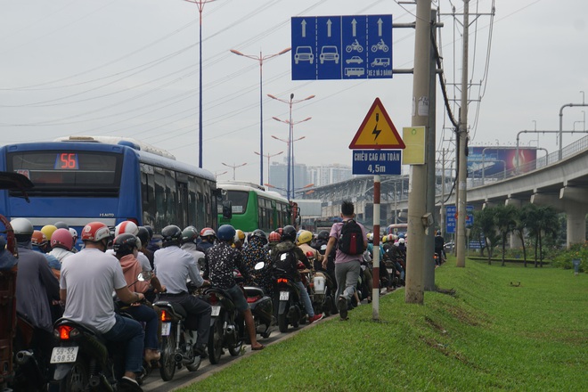 Ảnh: Kẹt xe từ sáng đến trưa ở phía Đông Sài Gòn, tài xế mở cửa xuống ngắm cảnh - Ảnh 16. Ảnh: Kẹt xe từ sáng đến trưa ở phía Đông Sài Gòn, tài xế mở cửa xuống ngắm cảnh - Ảnh 16.