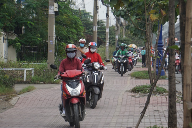 Ảnh: Kẹt xe từ sáng đến trưa ở phía Đông Sài Gòn, tài xế mở cửa xuống ngắm cảnh - Ảnh 14. Ảnh: Kẹt xe từ sáng đến trưa ở phía Đông Sài Gòn, tài xế mở cửa xuống ngắm cảnh - Ảnh 14.