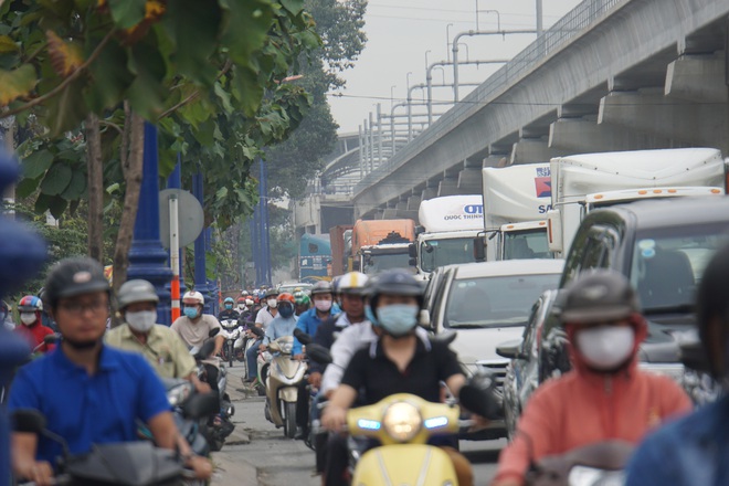 Ảnh: Kẹt xe từ sáng đến trưa ở phía Đông Sài Gòn, tài xế mở cửa xuống ngắm cảnh - Ảnh 15. Ảnh: Kẹt xe từ sáng đến trưa ở phía Đông Sài Gòn, tài xế mở cửa xuống ngắm cảnh - Ảnh 15.