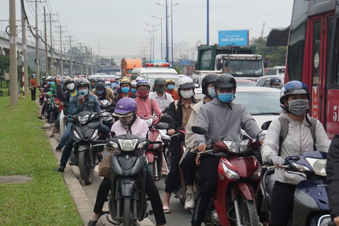 Ảnh: Kẹt xe từ sáng đến trưa ở phía Đông Sài Gòn, tài xế mở cửa xuống ngắm cảnh - Ảnh 12. Ảnh: Kẹt xe từ sáng đến trưa ở phía Đông Sài Gòn, tài xế mở cửa xuống ngắm cảnh - Ảnh 12.
