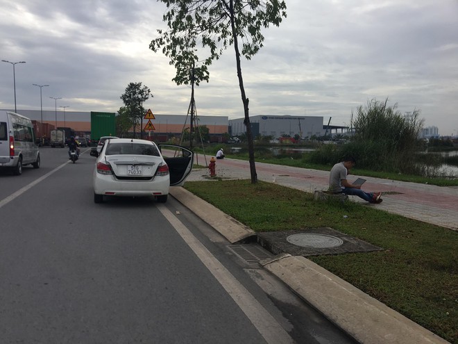 Ảnh: Kẹt xe từ sáng đến trưa ở phía Đông Sài Gòn, tài xế mở cửa xuống ngắm cảnh - Ảnh 10. Ảnh: Kẹt xe từ sáng đến trưa ở phía Đông Sài Gòn, tài xế mở cửa xuống ngắm cảnh - Ảnh 10.
