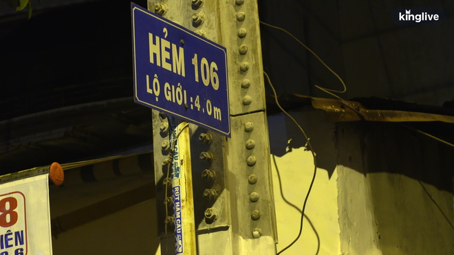 Clip: Phong tỏa con hẻm nơi thầy giáo dạy tiếng Anh nhiễm Covid-19 sinh sống - Ảnh 3. Clip: Phong tỏa con hẻm nơi thầy giáo dạy tiếng Anh nhiễm Covid-19 sinh sống - Ảnh 3.