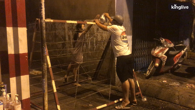 Clip: Phong tỏa con hẻm nơi thầy giáo dạy tiếng Anh nhiễm Covid-19 sinh sống - Ảnh 4. Clip: Phong tỏa con hẻm nơi thầy giáo dạy tiếng Anh nhiễm Covid-19 sinh sống - Ảnh 4.