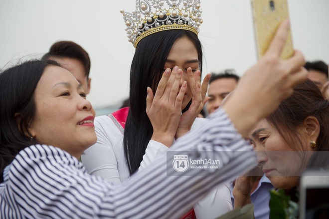 Hoa hậu Việt Nam Đỗ Thị Hà về làng: Người đẹp đeo vương miện, rạng rỡ phát biểu trước toàn thể người dân, huyện Hậu Lộc thưởng 5 triệu đồng - Ảnh 20.