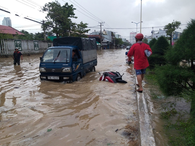 Mưa lớn làm 3 người chết, 1 người mất tích và ngập ngụt nhiều nơi ở miền Trung - Ảnh 3.