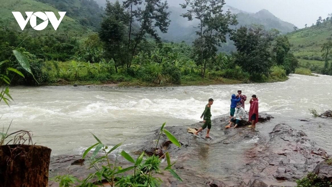 Mưa lớn làm 3 người chết, 1 người mất tích và ngập ngụt nhiều nơi ở miền Trung - Ảnh 2.