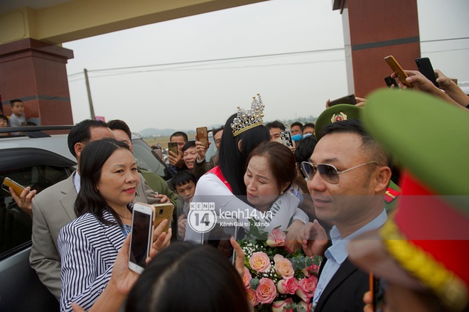 Hoa hậu Việt Nam Đỗ Thị Hà về làng: Người đẹp đeo vương miện, rạng rỡ phát biểu trước toàn thể người dân, huyện Hậu Lộc thưởng 5 triệu đồng - Ảnh 18.