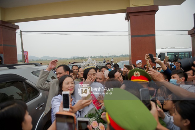 Hoa hậu Việt Nam Đỗ Thị Hà về làng: Người đẹp đeo vương miện, rạng rỡ phát biểu trước toàn thể người dân, huyện Hậu Lộc thưởng 5 triệu đồng - Ảnh 22.