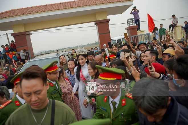 Hoa hậu Việt Nam Đỗ Thị Hà về làng: Người đẹp đeo vương miện, rạng rỡ phát biểu trước toàn thể người dân, huyện Hậu Lộc thưởng 5 triệu đồng - Ảnh 17.