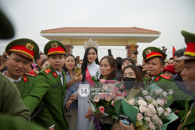 Hoa hậu Việt Nam Đỗ Thị Hà về làng: Người đẹp đeo vương miện, rạng rỡ phát biểu trước toàn thể người dân, huyện Hậu Lộc thưởng 5 triệu đồng - Ảnh 16.