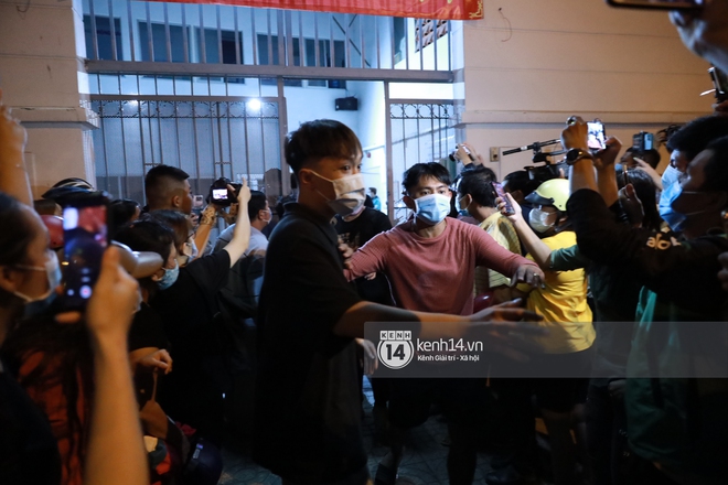 Streamer, YouTuber chen lấn và la hét tại đám tang nghệ sĩ Chí Tài, kêu gọi like share gây nên cảnh tượng hỗn loạn - Ảnh 12.